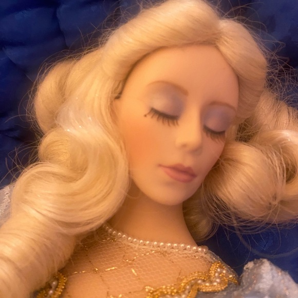 Beautiful Franklin Sleeping Beauty 19" Porcelain Doll Heirloom Collection - Picture 3 of 9
